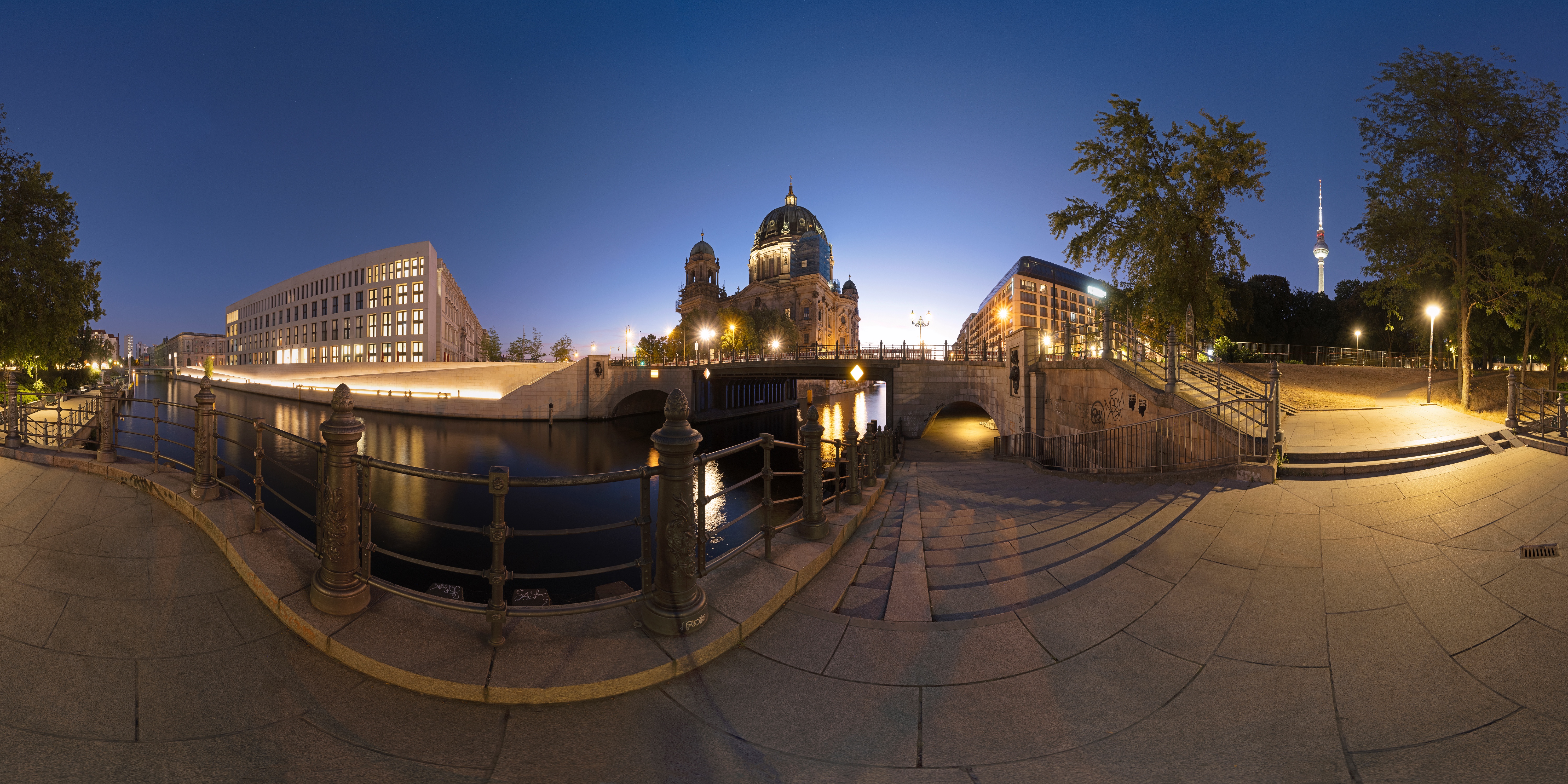 Berliner Dom, Humboldt Forum und Fernsehturm in 360° Panoramaaufnahme bei Nacht, Berlin, Deutschland, Europa